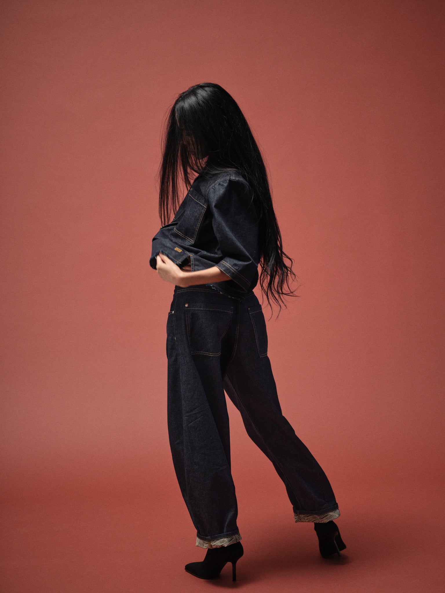 Modelshot / Dark Blue Denim / Detail